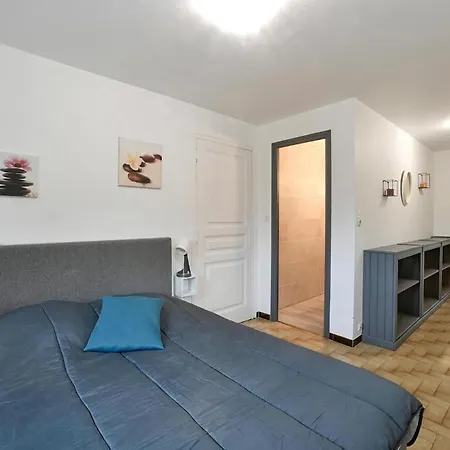 2 Bedroom Gorgeous In Pont Darc Apartment