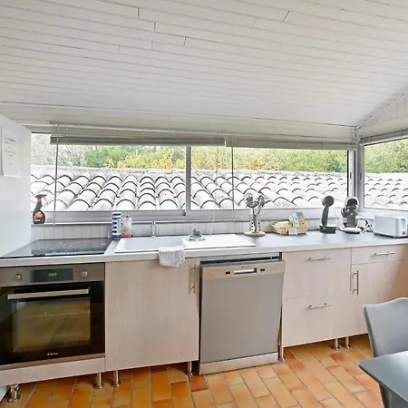 2 Bedroom Gorgeous In Pont Darc